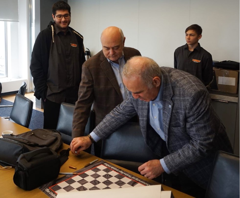 梅尔辛国际象棋棋手巴里什·奥泽尼尔收到了卡斯帕罗夫签名的棋盘